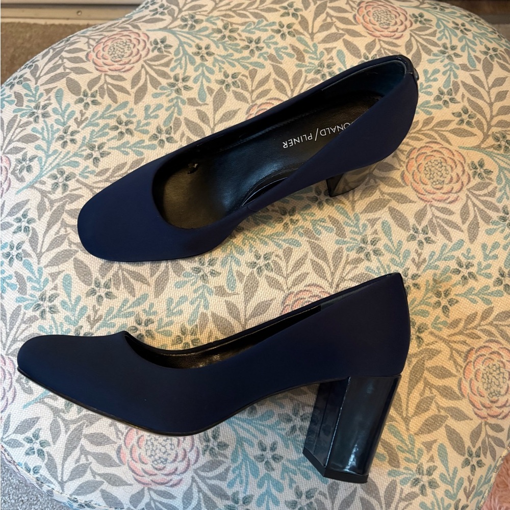 Donald J. Pliner Women's Navy Heels - Picture 2 of 8